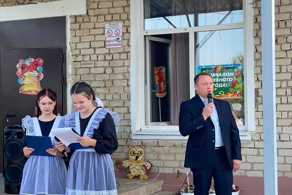 Депутаты Саратовской областной Думы Роман Ирисов и Кирилл Лаврентьев в День знаний посетили школы