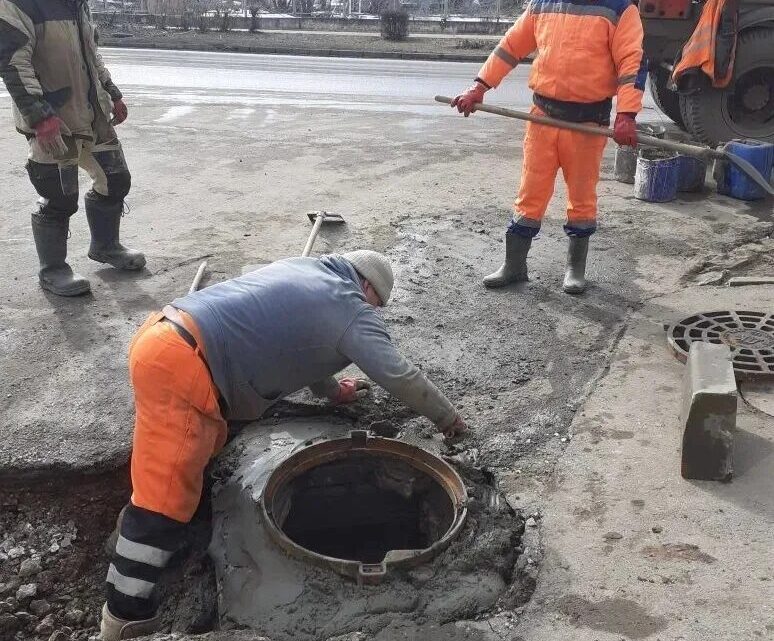 В Балаково «Комбинат благоустройства» устраняет провал на улице Комсомольской