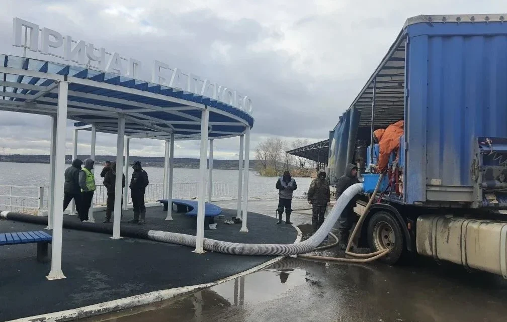 В Балаково на затопленном причале для Валдаев провели первый в 2026 году выпуск мальков в Волгу