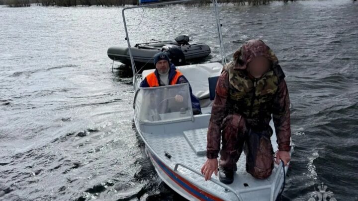 На Пустынном спасли рыбака, выпавшего из лодки