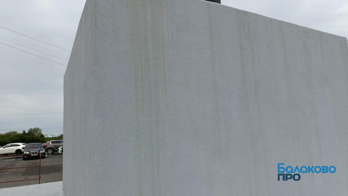 Не прошло и года после ремонта. В Балаково памятник Ленину перед мэрией снова покрылся желтыми подтеками