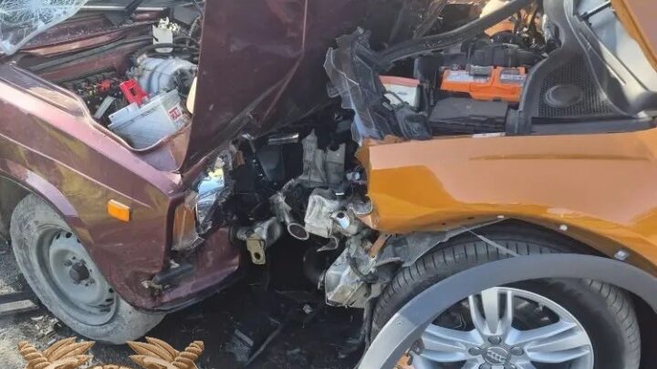 «Семёрка» влетела в стоящую Audi в Балаково. Пострадали двое