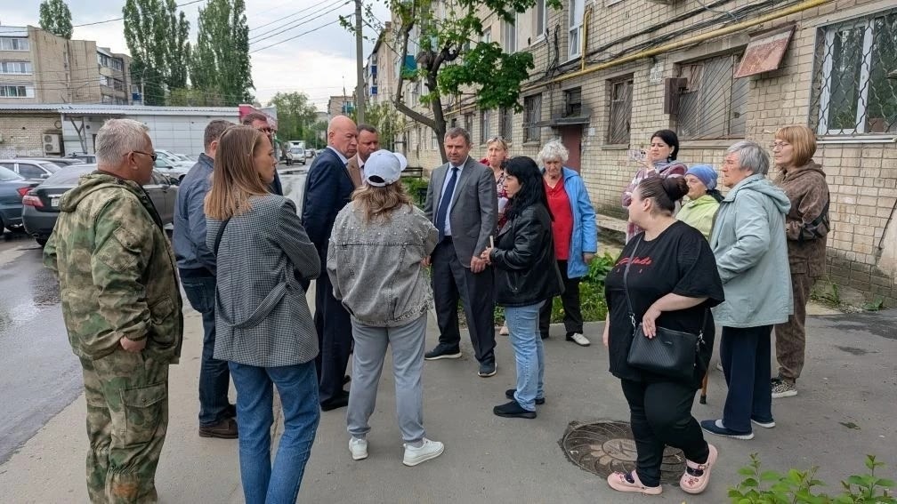 В Балаково на Вокзальной после ливня ухудшилась ситуация с провалом на коллекторе