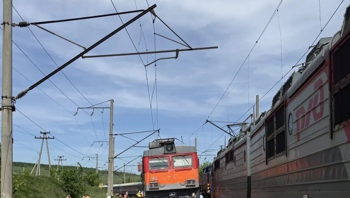 В Саратовской области сошел с рельсов пассажирский поезд