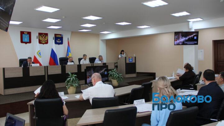 Балаковские депутаты рассмотрели вопросы по имуществу: сколько денег приносят бюджету рекламные щиты, с которыми борются?