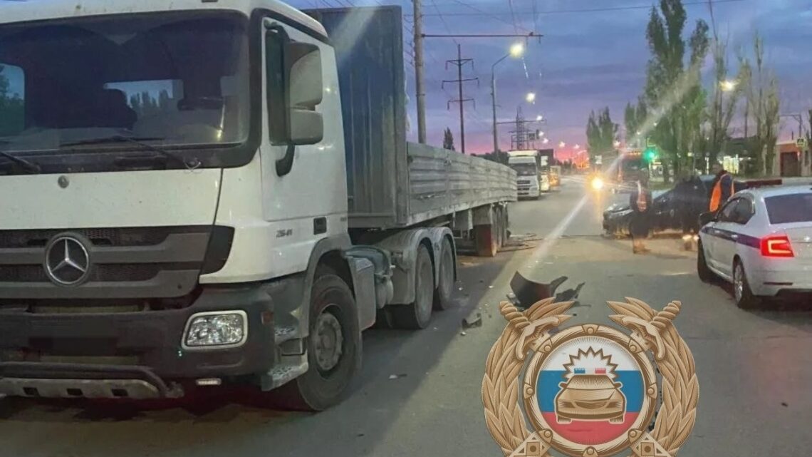 В Балаково Kia врезалась в стоящий грузовик. Водитель в больнице