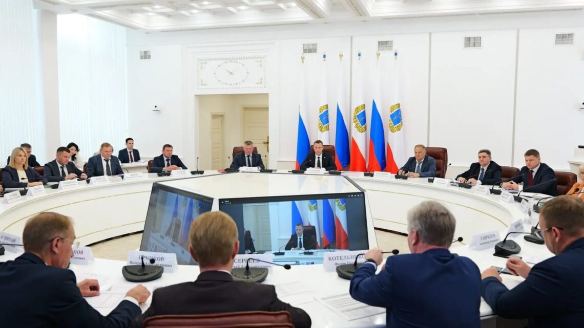 Министров в Саратовской области наказали за низкие зарплаты и аварии на дорогах