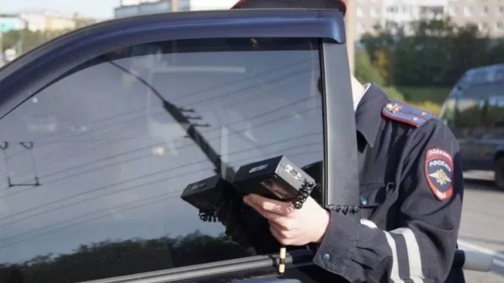 В Балаково водитель получил 5 суток ареста за тонировку