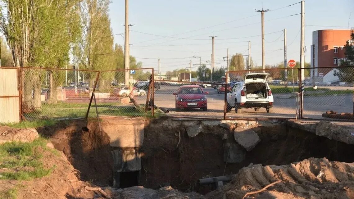В Балаково продолжают работы на месте порыва канализационного коллектора  