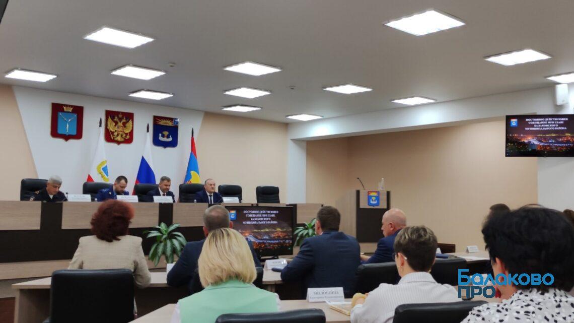 Глава Балаковского района назвал провокацией жалобы, что якобы взрослые не могут купить бензин