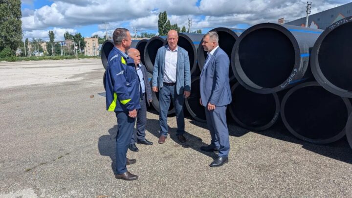 В Балаково начали завозить трубы для ремонта канализационного коллектора