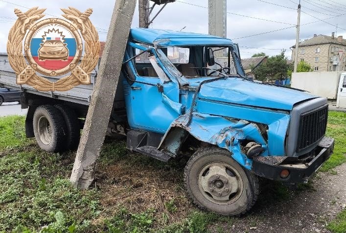 В Балаково на Коммунистической Lada Priora столкнулась с грузовиком. Пострадал ребенок
