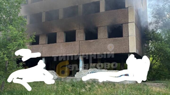 В Балаково горело заброшенное здание. Там собираются подростки