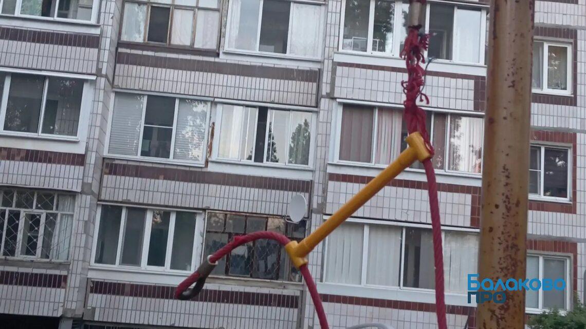 В Балаково жалуются на состояние детской площадки и опасаются, что ее могут снести ради парковки