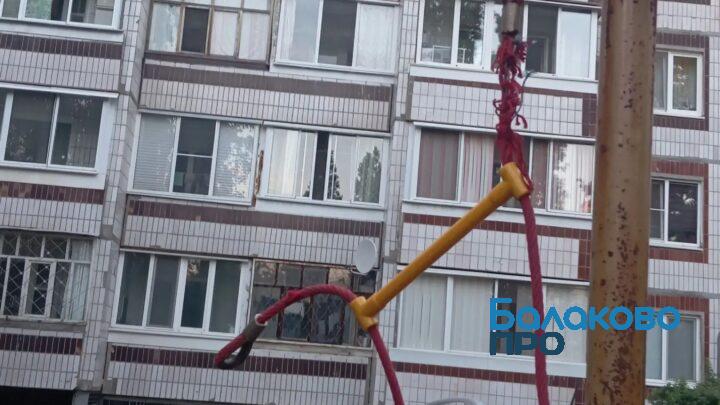 В Балаково жалуются на состояние детской площадки и опасаются, что ее могут снести ради парковки