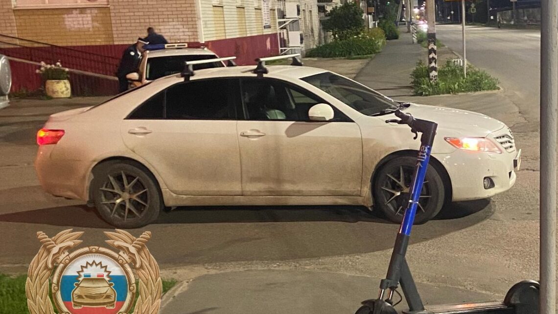 В Балаково подросток на электросамокате влетел в припаркованную иномарку