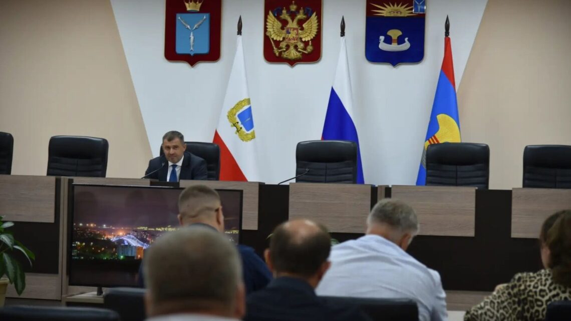 В Балаковском районе ветер частично повредил крышу здания школы