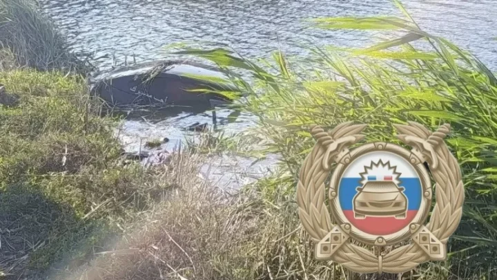 В Саратовской области в ДТП погибли 4 человека. Автомобиль упал в водоем