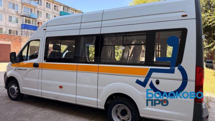 В Балаково Центр соцобслуживания получил автомобиль с подъемником инвалидных колясок