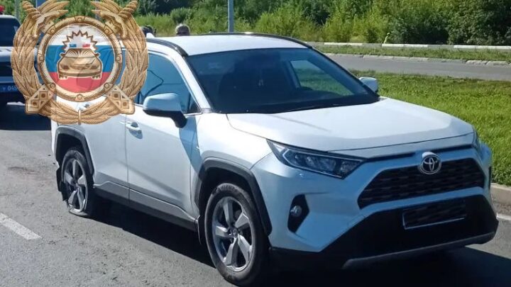 В Балаково на Братьев Захаровых столкнулись три автомобиля. Пострадала женщина