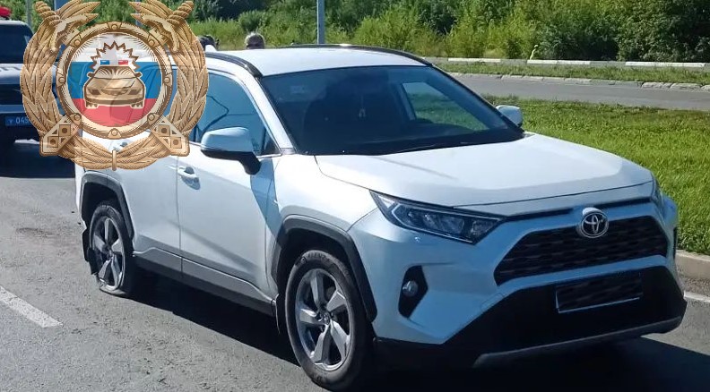 В Балаково на Братьев Захаровых столкнулись три автомобиля. Пострадала женщина