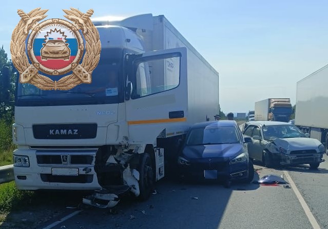 КамАЗ врезался в две легковушки под Широким Буераком. Пострадала женщина