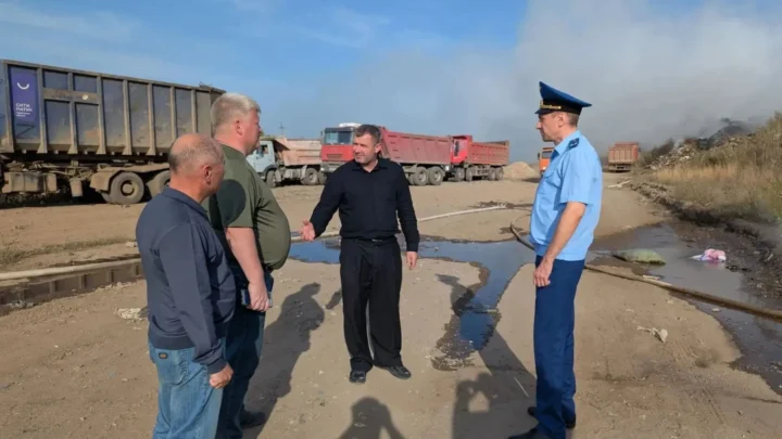 В Балаково глава района и прокурор посетили горящую свалку