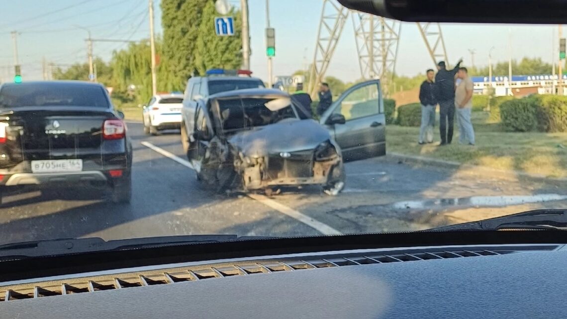 В Балаково на Саратовском шоссе автомобиль врезался в столб