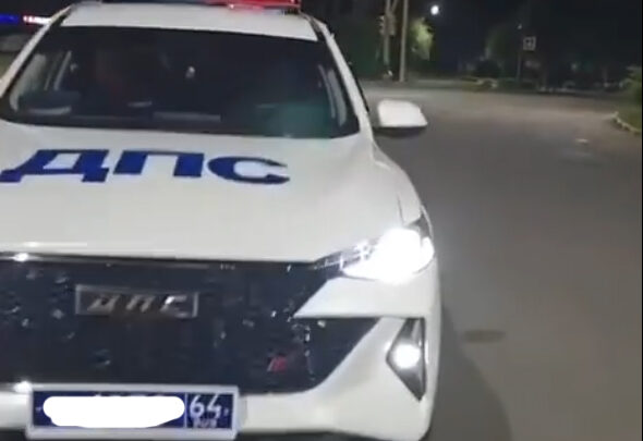 В Балаково организована проверка после публикации видео конфликта нетрезвых мужчин с инспектором ДПС