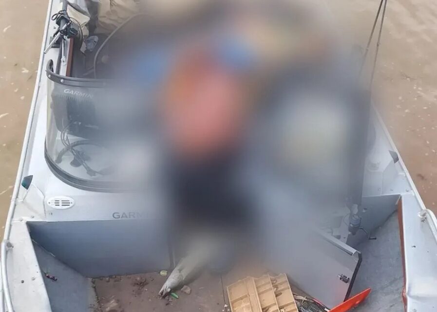 В Саратовской области на Волге катер врезался в берег. Погибли два человека
