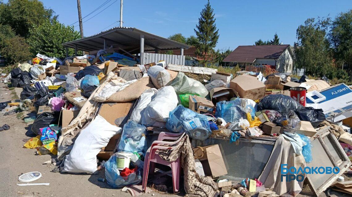 В Балаково в старом городе улицы завалены горами мусора
