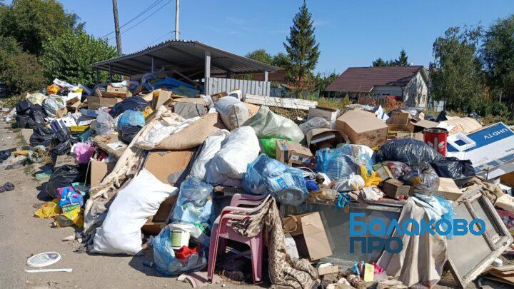 В Балаково в старом городе улицы завалены горами мусора