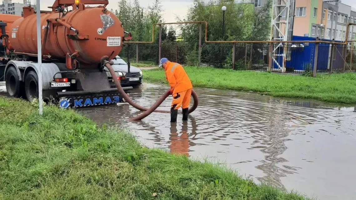 В Балаково откачивают воду с затопленных после дождя улиц