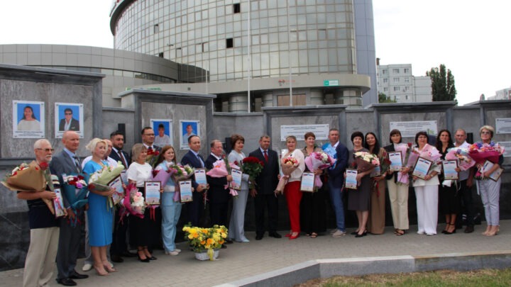 «Единство нашей страны рождается из общего дела». В Балаково открыли обновлённую Доску почёта