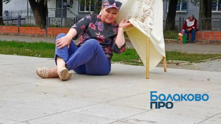 В Балаково Надежда Познякова устроила перформанс «фиг вам» вместо остановок