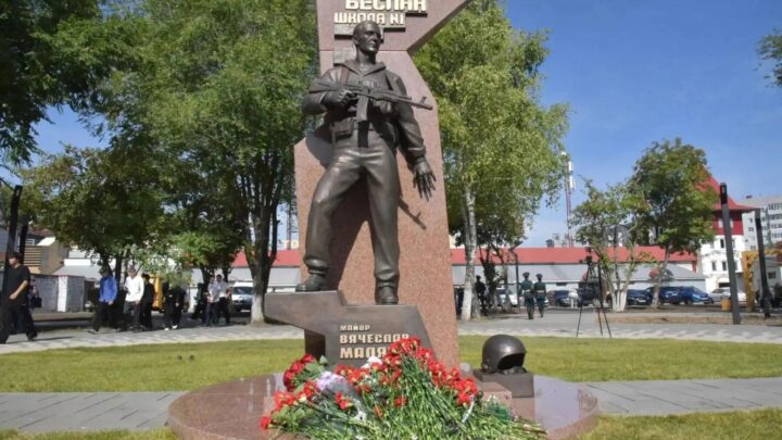 В Балаково открыли памятник Вячеславу Малярову, погибшему при освобождении заложников в школе Беслана