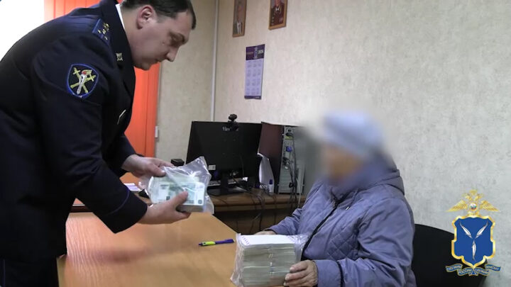 В Балаково задержали курьера мошенников, забравшего у пенсионерки 1,7 млн