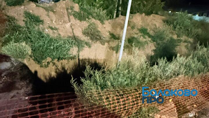В Балаково на улице Красная Звезда с лета после работ забросили глубокий котлован