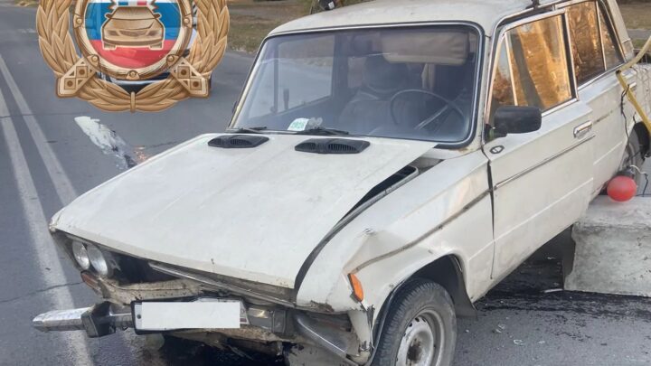 В Балаково 85-летний водитель госпитализирован после наезда на бетонный блок на Вокзальной