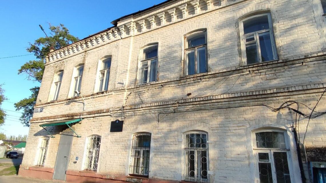 В Балаково прокуратура привлекла к ответственности лицо, не исполнявшее обязанности по сохранению исторического здания
