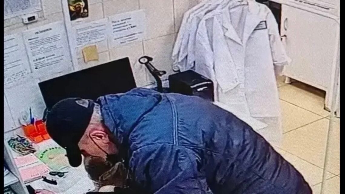 В Балаково мужчина напал на фармацевта в аптеке и похитил деньги. Возбуждено дело